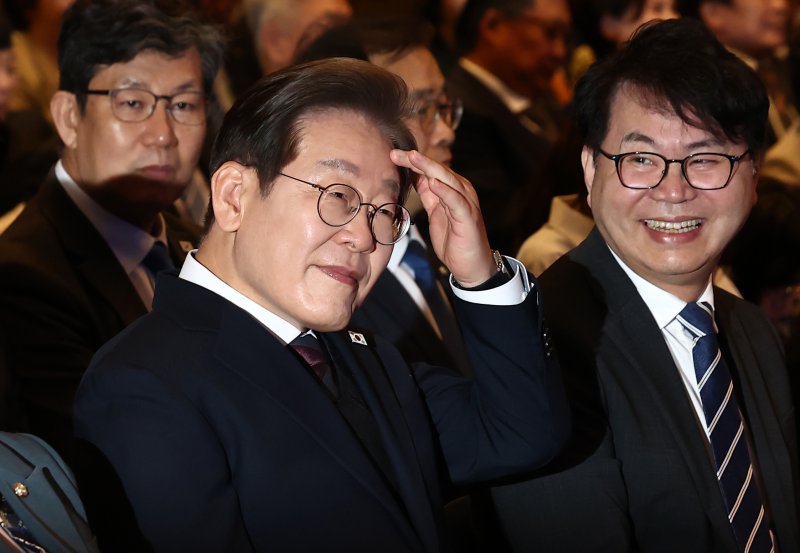 이재명 더불어민주당 대통령 후보가 8일 오후 서울 영등포구 중소기업중앙회에서 열린 선거대책위원회 직능본부 민생정책 협약식에서 자리하고 있다. 오른쪽은 이한주 민주연구원장. 2025.5.8/뉴스1 ⓒ News1 김민지 기자