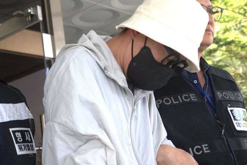 19일 경북 안동시에 있는 빈집에 들어가 여성 속옷을 훔친 혐의로 체포된 A 씨가 19일 대구지방법원 안동지청에서 영장 실질심사를 받은 후 법원을 나서고 있다. ⓒ News1 신성훈 기자