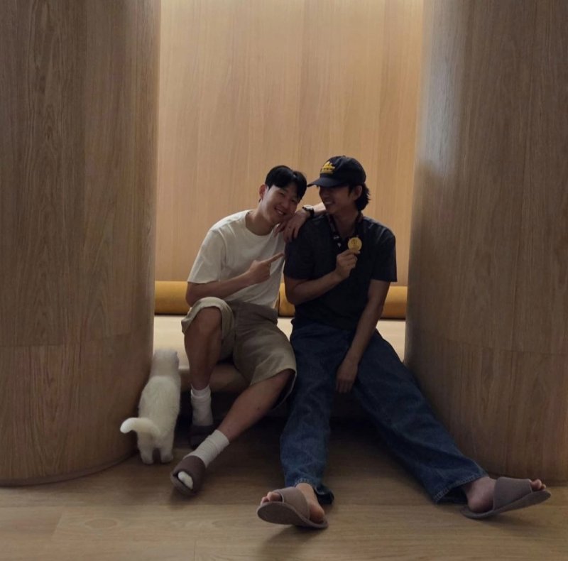 공유, 손흥민 '유로파리그 우승 메달' 목에 걸었다