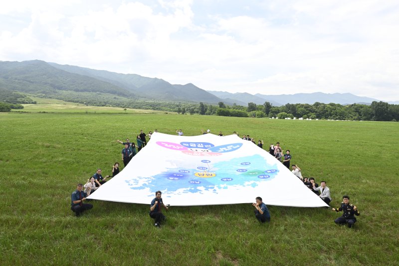 [남원=뉴시스] 19일 남원시의 제2중앙경찰학교 1차 후보지에서 열린 유치결의 현수막 퍼포먼스. *재판매 및 DB 금지