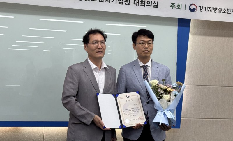 [안양=뉴시스] 김성대 안양시 기업경제과장(사진 오른쪽)이 포상을 받은 후 기념 촬영을 하고 있다. (사진=안양시 제공).2025.06.19.photo@newsis.com