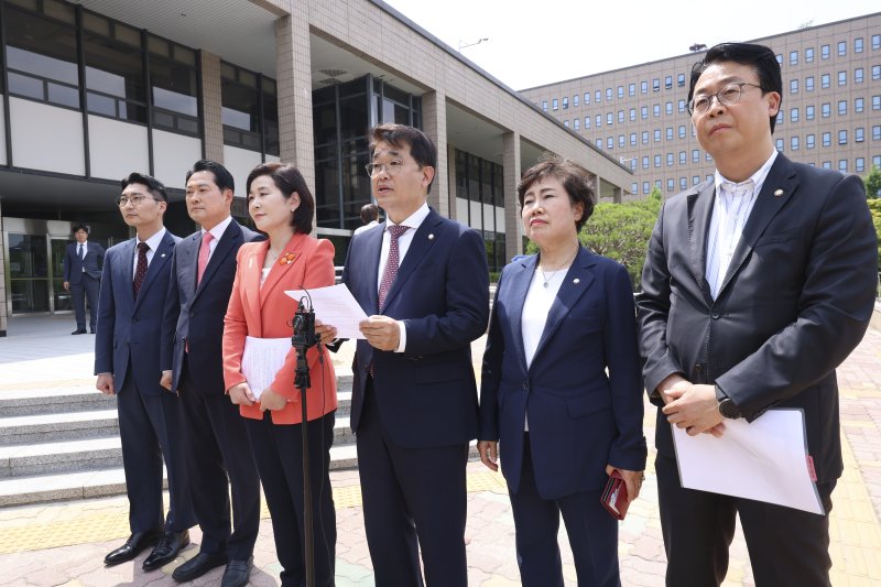 [과천=뉴시스] 김근수 기자 = 배준영(오른쪽 세번째) 국민의힘 의원이 19일 경기 정부과천청사 민원실 방문에 앞서 김민석 국무총리 후보자의 출입국 내역 청문회 제출을 촉구하며 취지 발언을 하고 있다. 2025.06.19. ks@newsis.com