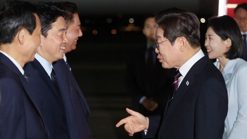 '나 없어 좋았다면서요'…李 대통령 귀국 인사에 빵 터진 강훈식