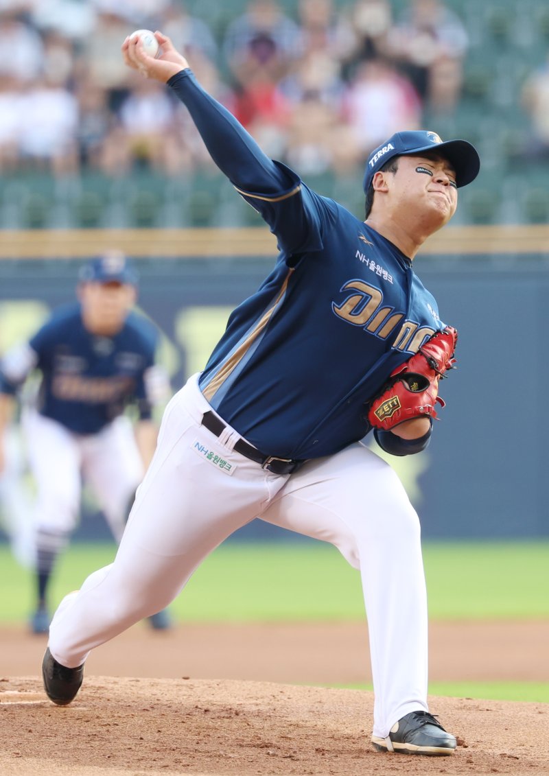 19일 오후 서울 송파구 잠실야구장에서 열린 프로야구 '2025 신한 SOL뱅크 KBO 리그' LG 트윈스와 NC 다이노스의 경기에서 NC 선발투수 신민혁이 역투하고 있다. 2025.6.19/뉴스1 ⓒ News1 김명섭 기자