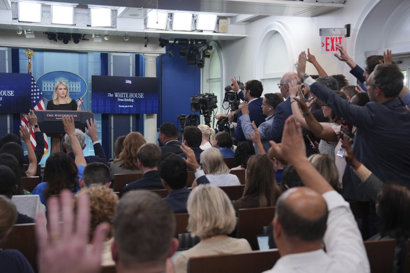 19일(현지시간) 미국 워싱턴DC 백악관에서 캐롤라인 레빗 백악관 대변인이 브리핑을 진행하는 가운데 취재진이 질문을 위해 손을 들고 있다.AP연합뉴스