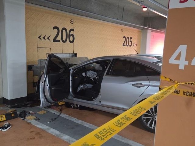 아파트 지하주차장 벽으로 돌진…아내들만 숨졌다