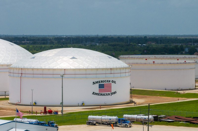 미국 텍사스주 실리의 석유 저장시설 앞에 지난달 19일(현지시간) 유조차들이 서 있다. AFP 연합