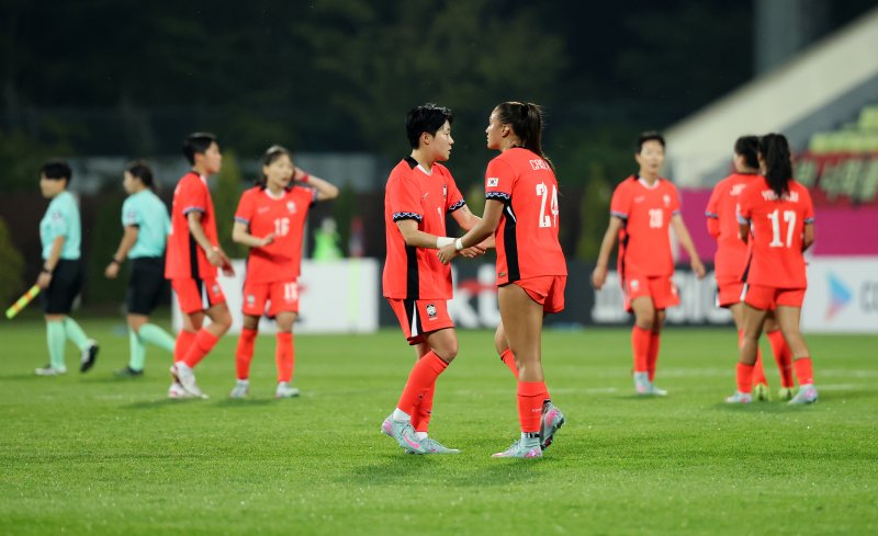 30일 오후 인천시 남동구 남동아시아드럭비경기장에서 열린 쿠팡플레이 초청 여자축구 국가대표팀 친선경기 대한민국과 콜롬비아의 경기에서 1대0으로 패배한 대한민국 선수들이 아쉬워하고 있다. 2025.5.30/뉴스1 ⓒ News1 이승배 기자