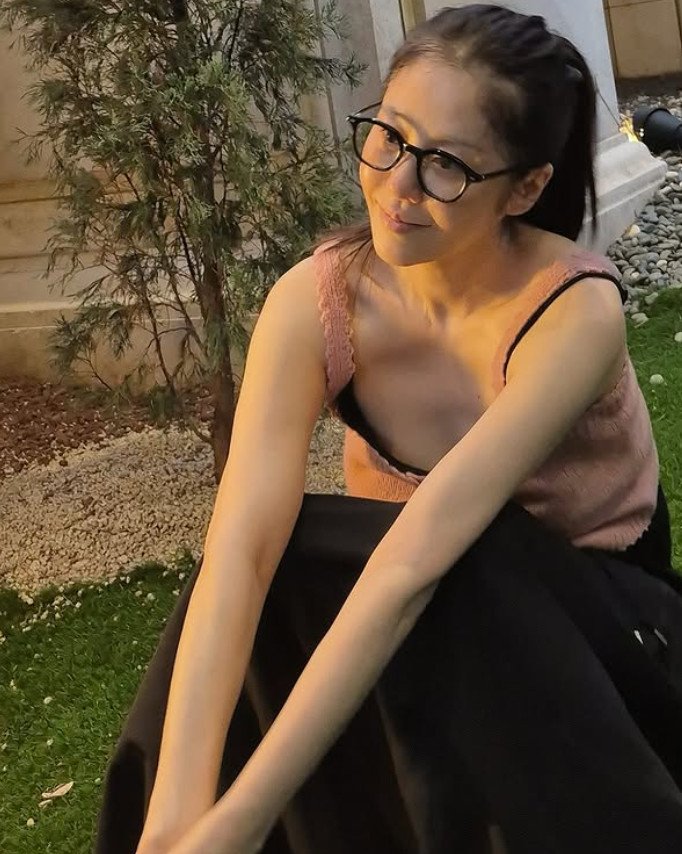 고현정, 안경 쓰고 민낯에도 굴욕 없는 미모…은근 노출까지 [N샷]