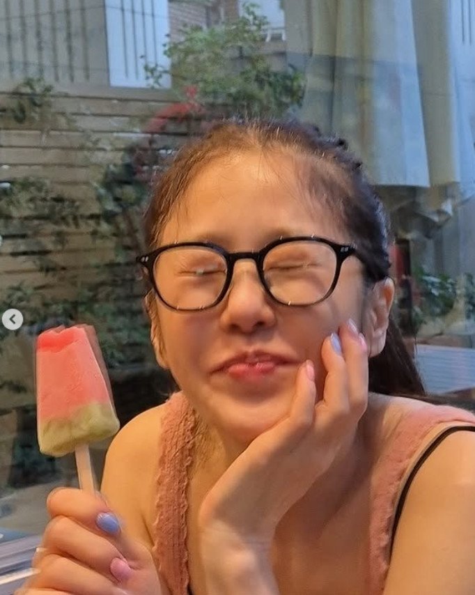 고현정, 안경 쓰고 민낯에도 굴욕 없는 미모…은근 노출까지 [N샷]