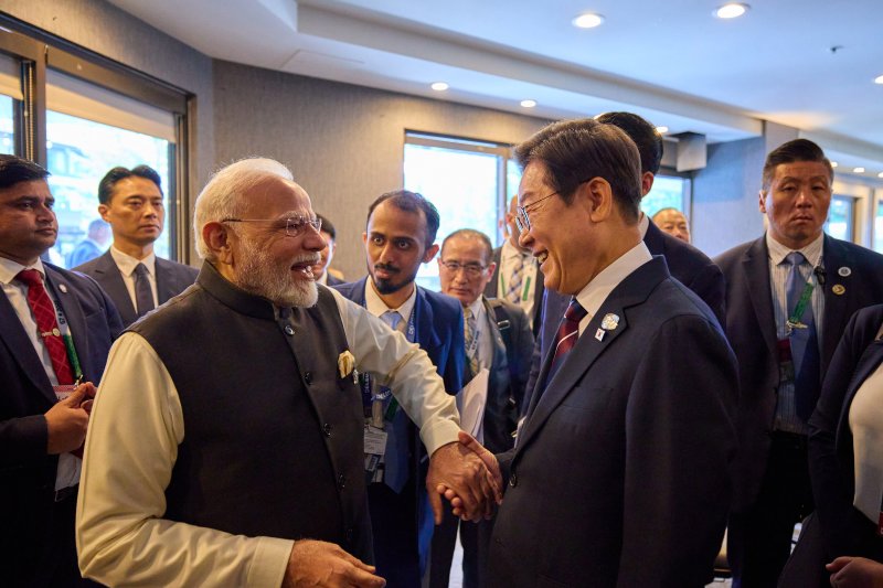 이재명 대통령과 나렌드라 모디 인도 총리가 17일(현지시간) 캐나다 앨버타주 캐내내스키스 주요 7개국(G7) 정상회의장에서 정상회담을 하고 있다.(이재명 대통령 SNS. 재판매 및 DB 금지) 2025.6.19/뉴스1 ⓒ News1 박지혜 기자