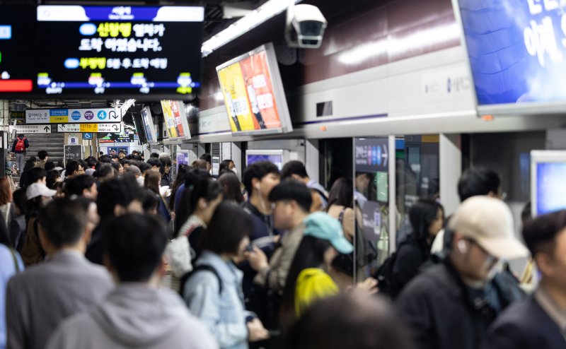 "누구한테 맞춰야 하나"…지하철 한칸에서 '덥다, 춥다' 냉·난방 온도전쟁