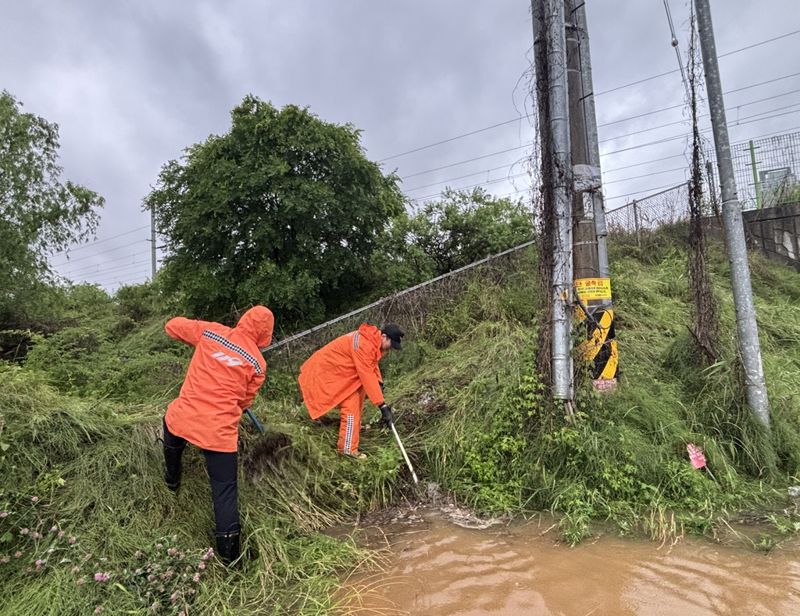 20일 오전 의정부시 가능동에서 토사로 우수관이 막혀 소방대원들이 안전 조치를 하고 있다. 경기도북부소방재난본부 제공