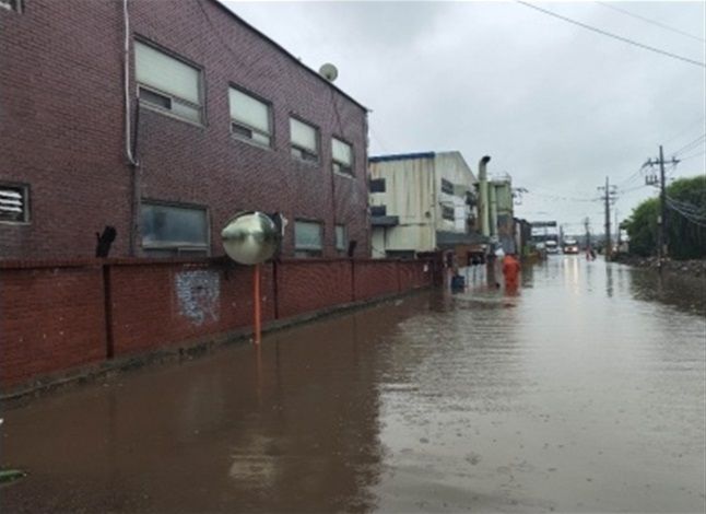 인천 서구 금곡동에 139.0㎜의 집중호우가 내린 것을 비롯 인천에 많은 비가 쏟아져 주택과 도로가 침수되는 등 피해가 잇따랐다. 사진은 인천시 서구 오류동 434-65 도로 침수 모습. 인천시 제공.