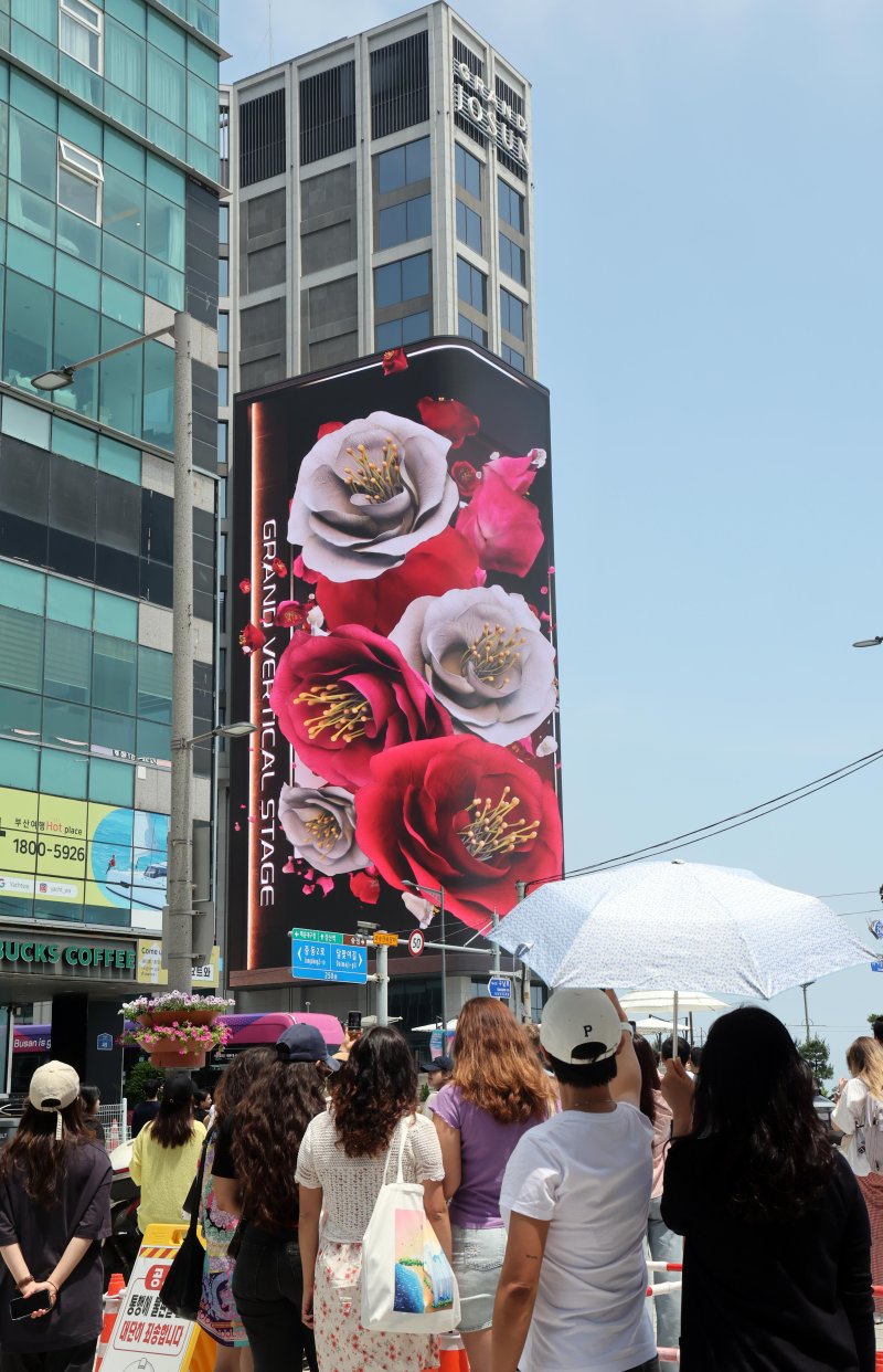 [부산=뉴시스] 하경민 기자 = 부산 해운대구 해운대해수욕장 앞 그랜드 조선 부산 호텔 외벽에 설치된 초대형 미디어 전광판 '그랜드 조선 미디어'의 본격적인 운영을 앞두고 18일 입체감 넘치는 영상이 시범 상영되고 있다. 2025.06.18. yulnetphoto@newsis.com