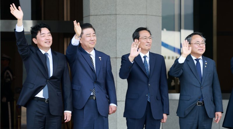 [성남=뉴시스] 고범준 기자 = 강훈식(왼쪽부터) 비서실장, 김병기 더불어민주당 당대표 직무대행 겸 원내대표, 우상호 정무수석, 고기동 행정안전부 장관 직무대행이 16일 오후 경기도 성남 서울공항에서 캐나다에서 열리는 주요7개국(G7) 정상회의 참석차 출국하는 이재명 대통령이 탑승한 공군 1호기를 향해 손 흔들고 있다. 2025.06.16. bjko@newsis.com