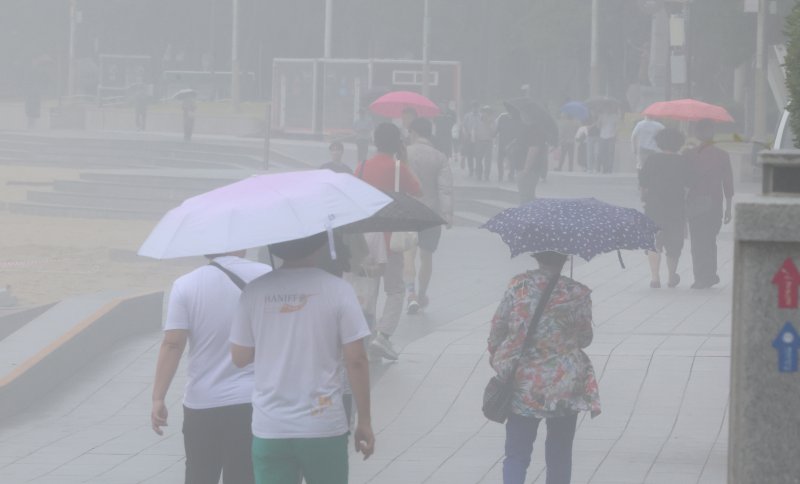 20일 오전 부산 해운대해수욕장에 안개가 잔뜩 끼어 뿌옇게 보이는 가운데 비까지 내리고 있다. 2025.6.20