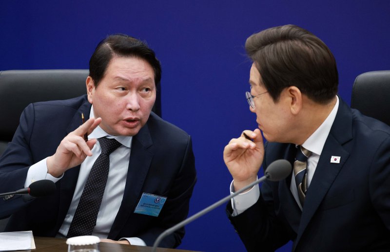 최태원 "6조 달러·세계 4위 韓日경제연합 만들자"...李정부에 정책제안집 전달