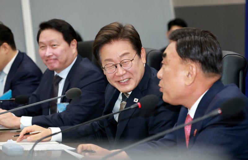 이재명 대통령이 20일 유에코(UECO)에서 열린 바카라 사이트 추천디시글로벌 협력 기업 간담회에서 김두겸 바카라 사이트 추천디시시장의 발언을 듣고 있다. 뉴시스