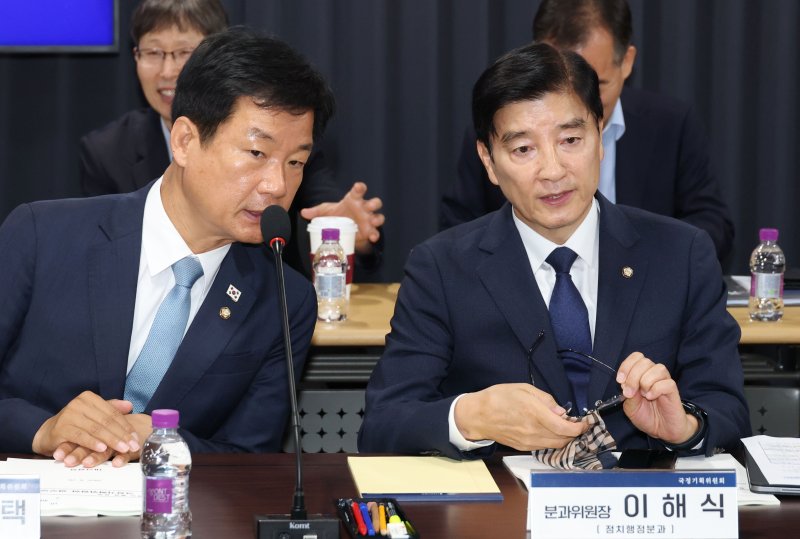 [서울=뉴시스] 김명원 기자 = 이해식(오른쪽) 국정기획위원회 정치행정분과장이 20일 서울 종로구 국정기획위원회에서 열린 정치행정분과 검찰청 업무보고에서 박균택 위원과 대화하고 있다. (공동취재) 2025.06.20. photo@newsis.com