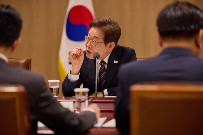 [서울=뉴시스] 이재명 대통령이 9일 서울 용산구 대통령실 청사에서 열린 2차 비상경제점검 태스크포스(TF)회의에서 발언하고 있다. (사진=대통령실 제공) 2025.06.09. photo@newsis.com *재판매 및 DB 금지