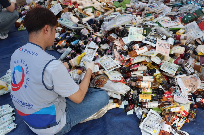 [전주=뉴시스]윤난슬 기자 = 한국도로공사 전북본부는 전주시 완산구에 위치한 '전주시 푸드마켓'에서 임직원 30여 명이 참여한 가운데 기부 식료품 분류 봉사활동을 전개했다고 20일 밝혔다. (사진=도공 전북본부 제공) photo@newsis.com