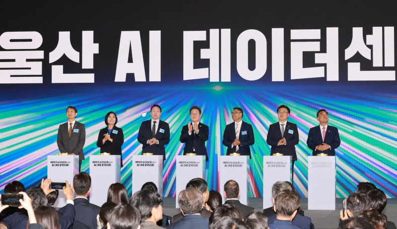 이재명 대통령이 20일 울산전시컨벤션센터에서 열린 울산 AI데이터센터 출범식에서 참석자들과 함께 축하 행사를 하고 있다. 왼쪽부터 안덕근 산업통상자원부 장관, 최민희 국회 과학기술정보방송통신위원장, 최태원 SK그룹 회장, 이 대통령, 프라사드 칼야나라만 AWS 인프라 총괄 대표, 유상임 과학기술정보통신부 장관, 김두겸 울산광역시장. 사진=뉴시스