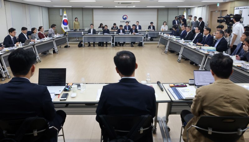 민주 "'윤석열 코드' 인사·무능 공공기관장 사퇴해야"..국힘 '업무보고 중단'에 "갑질"