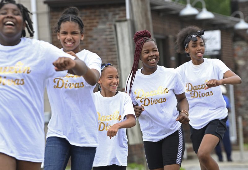 [펜실베니아=AP/뉴시스] 19일(현지 시간) 미 펜실베니아주 존스타운에서 열린 '준틴스' 퍼레이드에서 참가자들이 춤을 추고 있다. '준틴스'는 1865년 6월 19일 텍사스주를 끝으로 흑인 노예제가 폐지된 것을 기념하는 연방 공휴일이다. 2025.06.20.