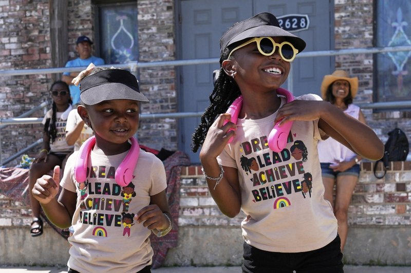 [갤버스턴=AP/뉴시스] 19일(현지 시간) 미 텍사스주 갤버스턴에서 두 흑인 소녀가 '준틴스' 퍼레이드를 지켜보고 있다. '준틴스'는 1865년 6월 19일 텍사스주를 끝으로 흑인 노예제가 폐지된 것을 기념하는 연방 공휴일이다. 2025.06.20.