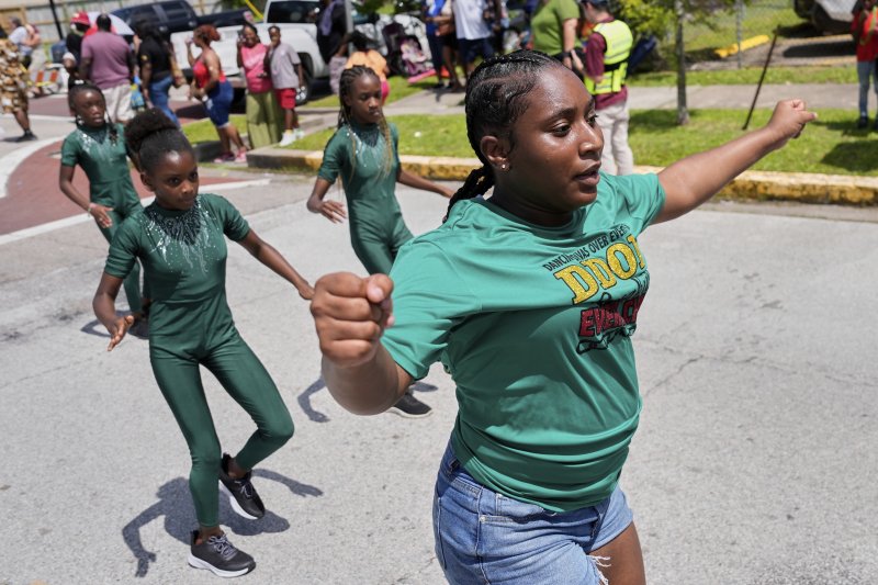 [갤버스턴=AP/뉴시스] 19일(현지 시간) 미 텍사스주 갤버스턴에서 열린 '준틴스' 퍼레이드에서 어린이들이 춤을 추고 있다. '준틴스'는 1865년 6월 19일 텍사스주를 끝으로 흑인 노예제가 폐지된 것을 기념하는 연방 공휴일이다. 2025.06.20.