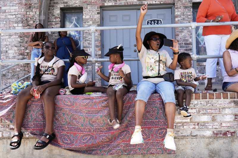 [갤버스턴=AP/뉴시스] 19일(현지 시간) 미 텍사스주 갤버스턴에서 열린 '준틴스' 퍼레이드에 참가한 참가자들이 환호하고 있다. '준틴스'는 1865년 6월 19일 텍사스주를 끝으로 흑인 노예제가 폐지된 것을 기념하는 연방 공휴일이다. 2025.06.20.