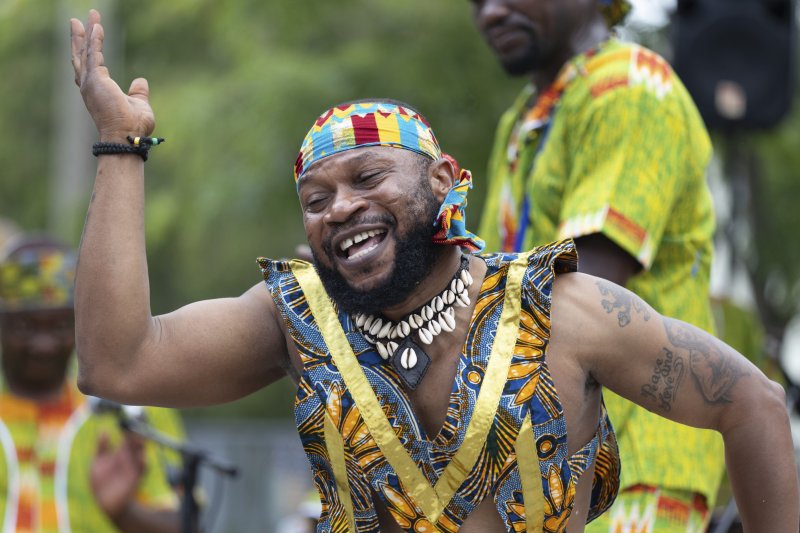 [뉴햄프셔=AP/뉴시스] 19일(현지 시간) 미 뉴햄프셔주 포츠머스에서 열린 '준틴스' 기념행사에서 참가자가 춤을 추고 있다. '준틴스'는 1865년 6월 19일 텍사스주를 끝으로 흑인 노예제가 폐지된 것을 기념하는 연방 공휴일이다. 2025.06.20.