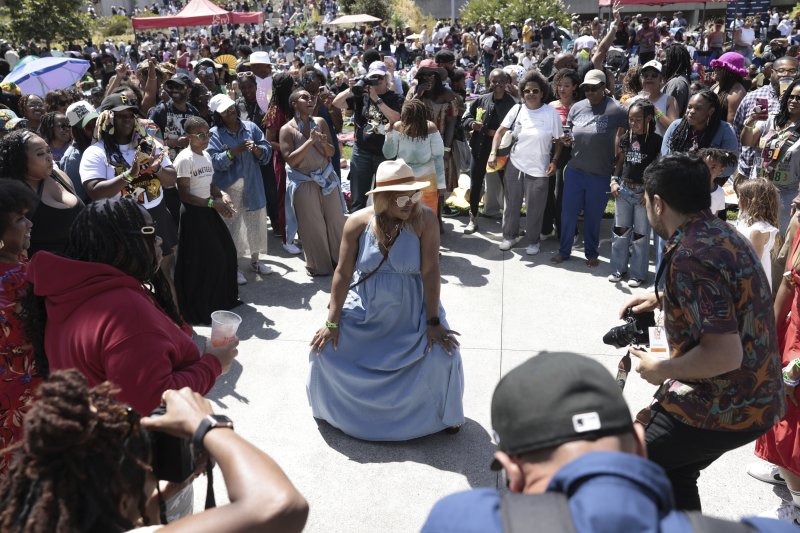 [캘리포니아=AP/뉴시스] 19일(현지 시간) 미 캘리포니아주 오클랜드 박물관에서 열린 '준틴스' 기념행사에서 참가자들이 춤을 추고 있다. '준틴스'는 1865년 6월 19일 텍사스주를 끝으로 흑인 노예제가 폐지된 것을 기념하는 연방 공휴일이다. 2025.06.20.
