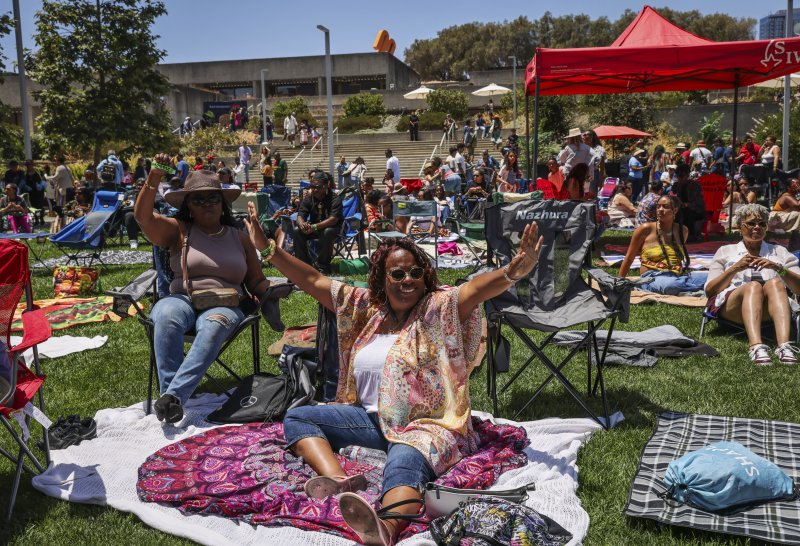 [캘리포니아=AP/뉴시스] 19일(현지 시간) 미 캘리포니아주 오클랜드 박물관에서 열린 '준틴스' 기념행사에서 참가자들이 춤을 추고 있다. '준틴스'는 1865년 6월 19일 텍사스주를 끝으로 흑인 노예제가 폐지된 것을 기념하는 연방 공휴일이다. 2025.06.20.
