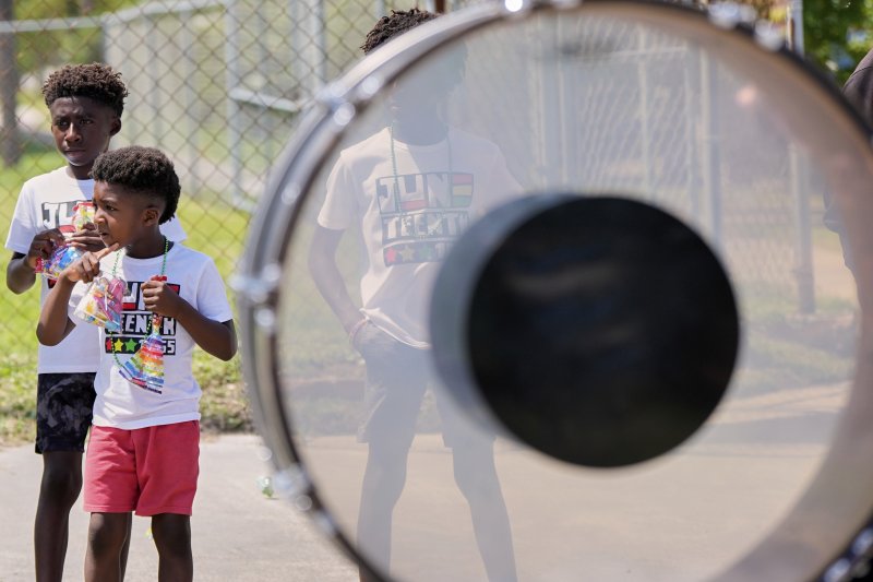 [갤버스턴=AP/뉴시스] 19일(현지 시간) 미 텍사스주 갤버스턴에서 열린 '준틴스' 기념행사에서 어린이들이 밴드 행진을 보고 있다. '준틴스'는 1865년 6월 19일 텍사스주를 끝으로 흑인 노예제가 폐지된 것을 기념하는 연방 공휴일이다. 2025.06.20.