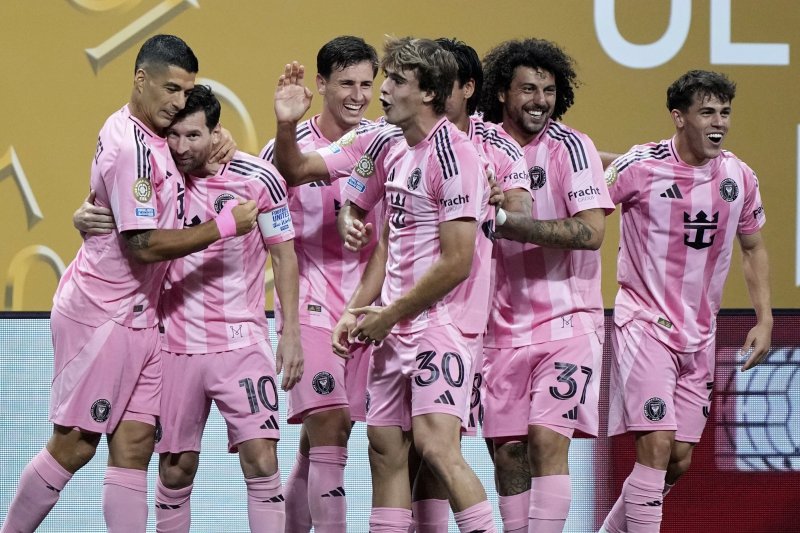 [애틀랜타=AP/뉴시스] 인터 마이애미(미국)의 리오넬 메시(왼쪽 두 번째)가 19일(현지 시간) 미 조지아주 애틀랜타 메르세데스 벤츠 스타디움에서 열린 2025 국제축구연맹(FIFA) 클럽 월드컵 조별리그 A조 2차전 FC포르투(포르투갈)와의 경기 후반 9분 프리킥으로 역전 골을 넣은 후 동료들과 함께 기뻐하고 있다. 메시의 결승 골로 마이애미는 2-1로 승리해 1승1무로 조 2위에 올랐다. 2025.06.20.