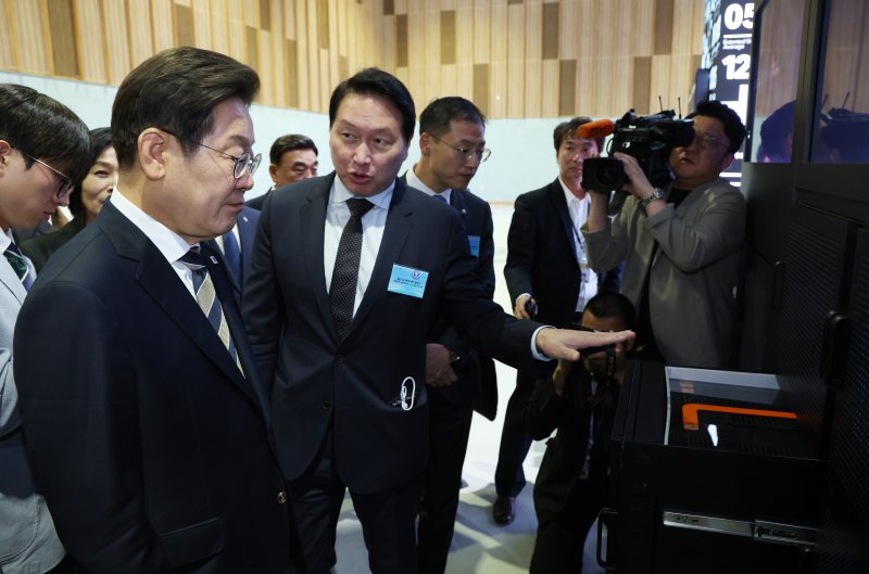 [울산=뉴시스] 고범준 기자 = 이재명 대통령이 20일 울산전시컨벤션센터에서 열린 AI글로벌 협력 기업 간담회에서 AI제품 및 서비스 시연을 참관하며 최태원 SK그룹 회장의 설명을 듣고 있다. 2025.06.20. bjko@newsis.com
