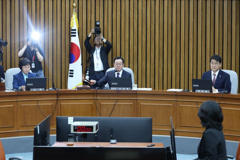 18일 오후 서울 여의도 국회에서 열린 국무총리 임명동의에 관한 인사투게더토토특별위원회 전체회의에서 이종배 위원장이 의사봉을 두드리고 있다. 사진=뉴스1