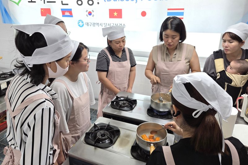 [대구=뉴시스] 대구시 달서구는 다문화가정의 건강한 식생활 정착을 지원하기 위해 ‘달서 포커스 온 영양’ 프로그램을 운영하고 있다. (사진=대구시 달서구 제공) 2025.06.20. photo@newsis.com *재판매 및 DB 금지
