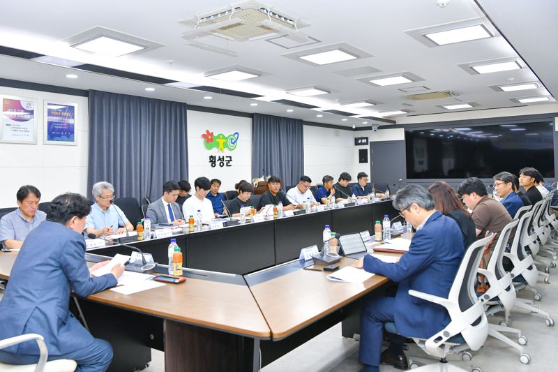 횡성 이모빌리티 페스타 추진협의체 회의가 20일 군청 소회의실에서 김명기 횡성군수 등이 참석한 가운데 열렸다. 횡성군 제공