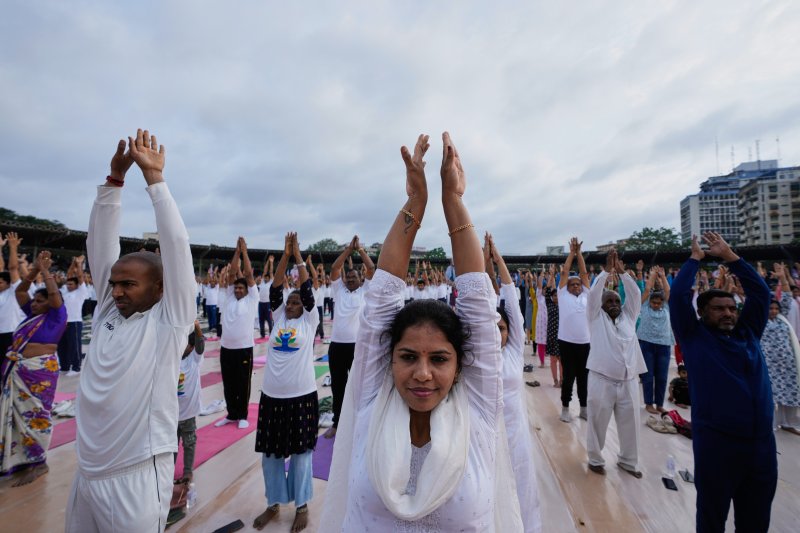 [하이데라바드=AP/뉴시스] 20일(현지 시간) 인도 하이데라바드 랄 바후두르 스타디움에서 제11회 UN세계요가의 날을 하루 앞두고 시민들이 요가 연습을 하고 있다. 2025.06.20.