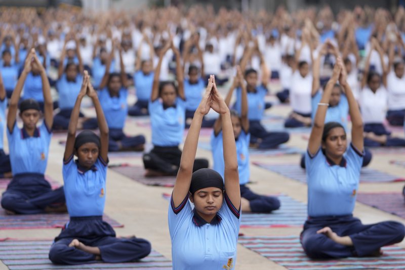 [하이데라바드=AP/뉴시스] 20일(현지 시간) 인도 하이데라바드 랄 바후두르 스타디움에서 제11회 UN세계요가의 날을 하루 앞두고 시민들이 요가 연습을 하고 있다. 2025.06.20.