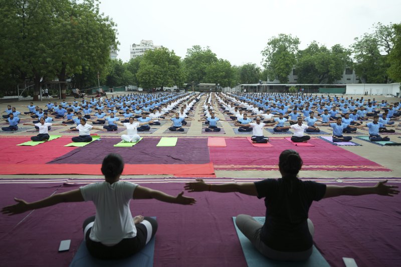 [하이데라바드=AP/뉴시스] 20일(현지 시간) 인도 하이데라바드 랄 바후두르 스타디움에서 제11회 UN세계요가의 날을 하루 앞두고 시민들이 요가 연습을 하고 있다. 2025.06.20.