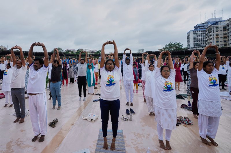 [하이데라바드=AP/뉴시스] 20일(현지 시간) 인도 하이데라바드 랄 바후두르 스타디움에서 제11회 UN세계요가의 날을 하루 앞두고 시민들이 요가 연습을 하고 있다. 2025.06.20.