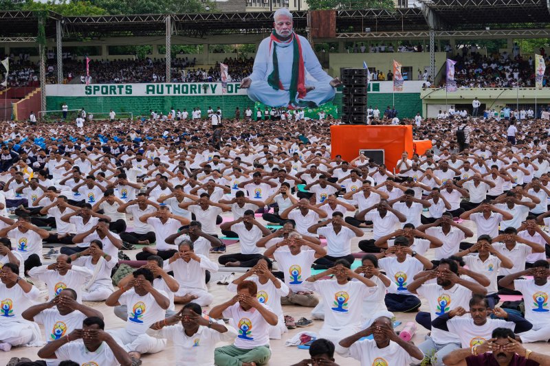 [하이데라바드=AP/뉴시스] 20일(현지 시간) 인도 하이데라바드 랄 바후두르 스타디움에서 제11회 UN세계요가의 날을 하루 앞두고 시민들이 요가 연습을 하고 있다. 2025.06.20.