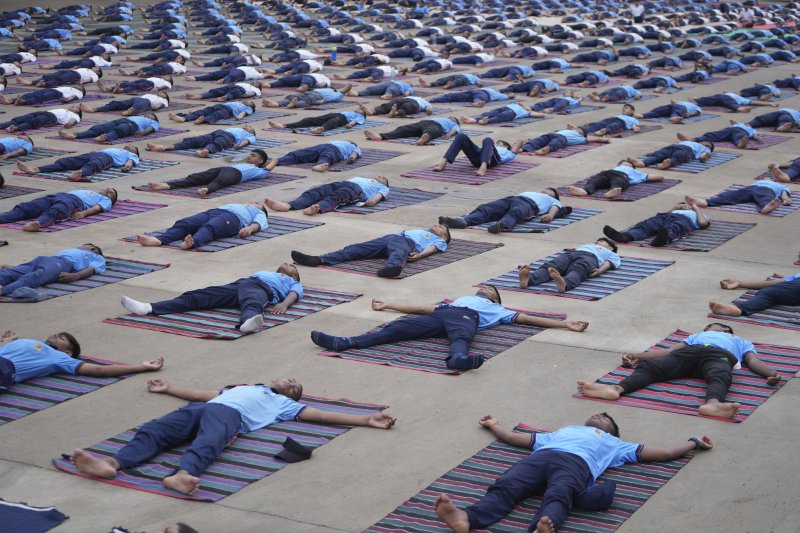 [하이데라바드=AP/뉴시스] 20일(현지 시간) 인도 하이데라바드 랄 바후두르 스타디움에서 제11회 UN세계요가의 날을 하루 앞두고 시민들이 요가 연습을 하고 있다. 2025.06.20.