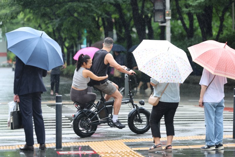"장마 맞아?" 한곳만 때리는 폭우..'폭싹' 젖기 전에 챙기는 생존법 [주말의 디깅]