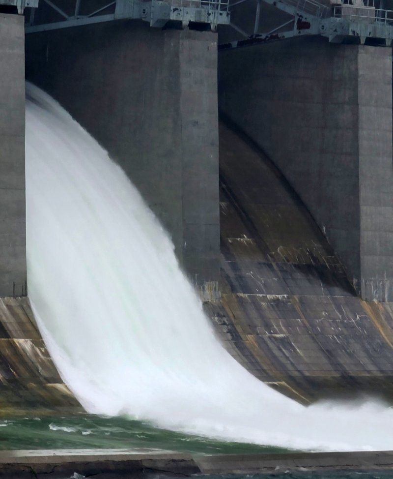 요란한 장맛비에 20일 수문을 연 춘천댐. 연합뉴스