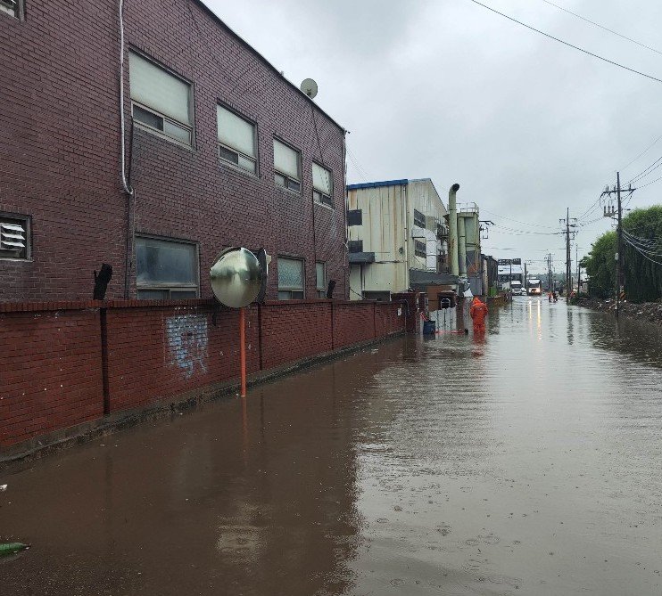 [인천=뉴시스] 20일 오전 인천 서구 오류동 한 도로가 침수돼 있다. (사진=인천시 제공) 2025.06.20. photo@newsis.com *재판매 및 DB 금지